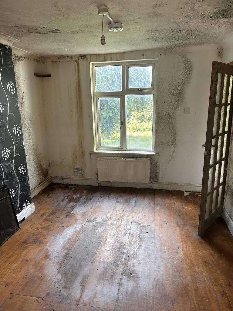 Lot: 99 - END-TERRACE COTTAGE FOR IMPROVEMENT - Living room with view over garden